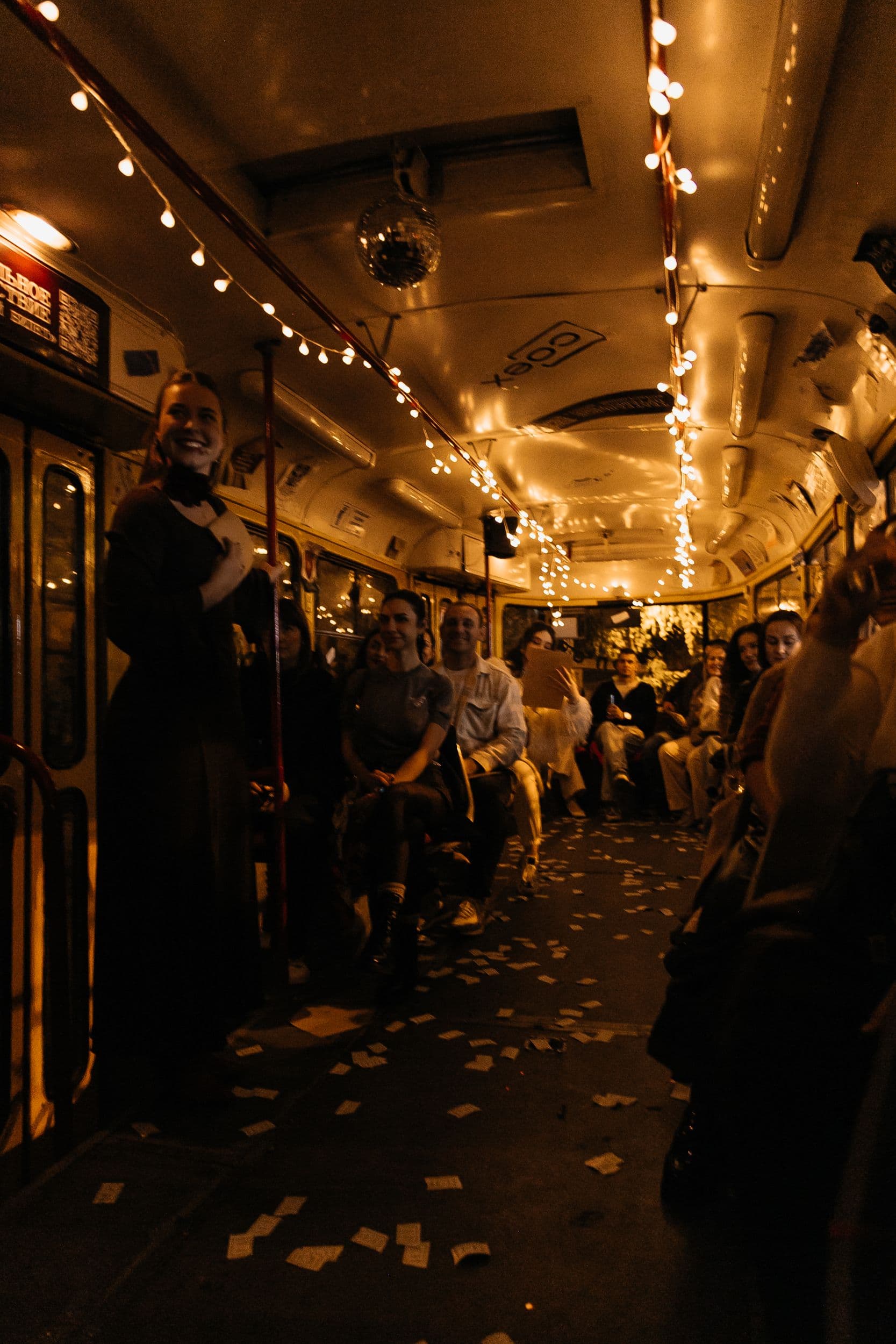 Сцена взаимодействия актёров со зрителями